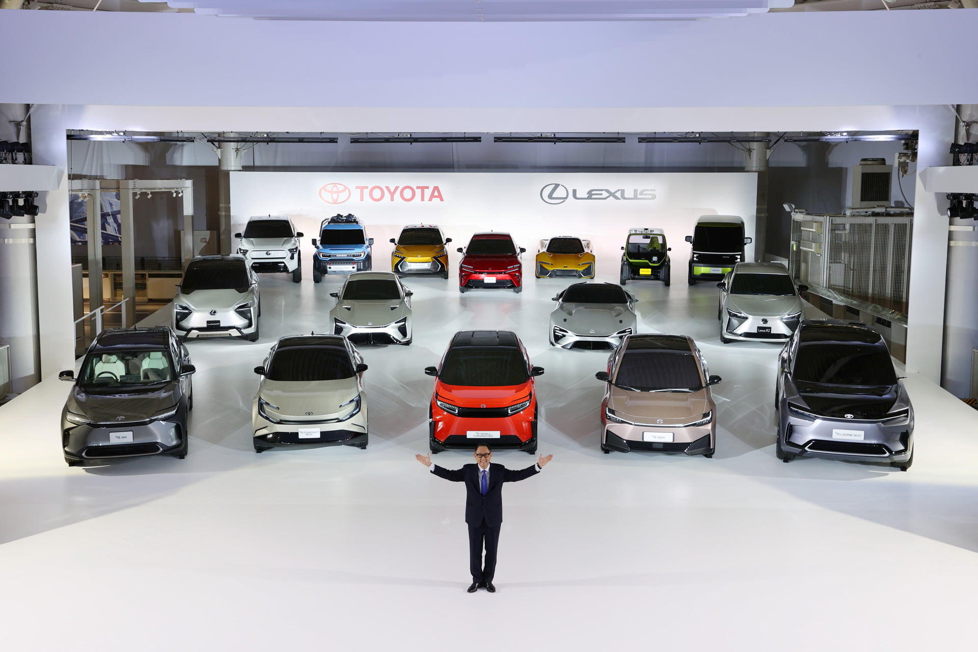 Akio Toyoda odhaluje nové bateriové vozy